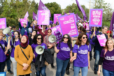 Palästinensische und israelische Frauen protestieren unter dem Slogan 'Standing Together' für Frieden