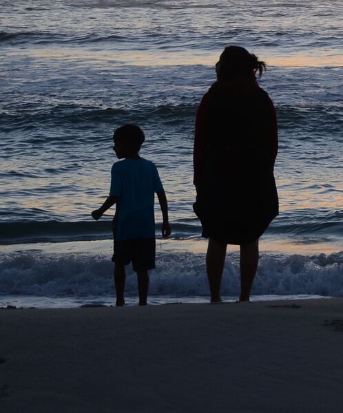 Bild von Shannon Shortridge auf Pixabay Mutter und Sohn von hinten an einem Sandstrand