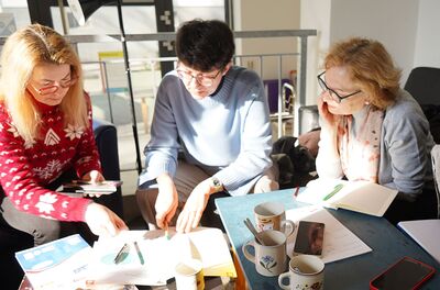 3 Frauen sind eifrig beim Lernen. 
